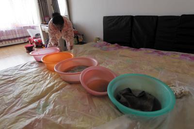 绿春楼上漏水，住户失联，小区没物管，业主维权难！律师来支招……